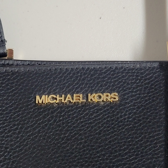 Michael Kors Kimberly Large Pebbled Leather Tote. - Picture 15 of 15
